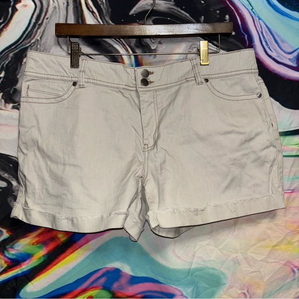 Daisy Fuentes Cream Denim Cuffed Shorts